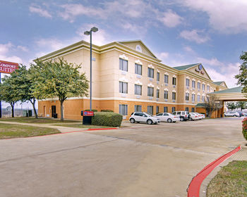 Hotel Comfort Suites Near Alliance