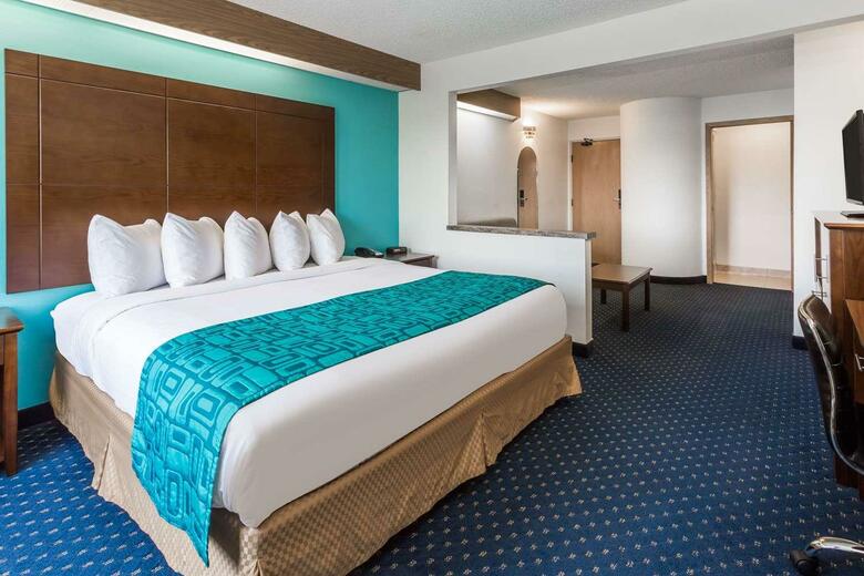 Hotel Howard Johnson Inn And Suites By Vancouver Mall