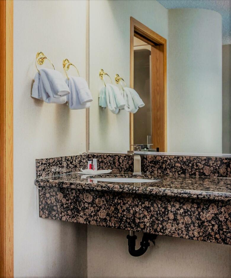 Hotel Howard Johnson Inn And Suites By Vancouver Mall
