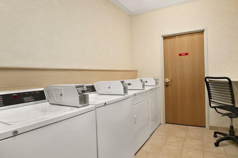 Hotel Howard Johnson Inn And Suites By Vancouver Mall
