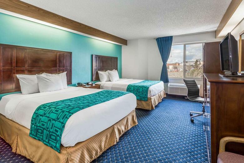 Hotel Howard Johnson Inn And Suites By Vancouver Mall