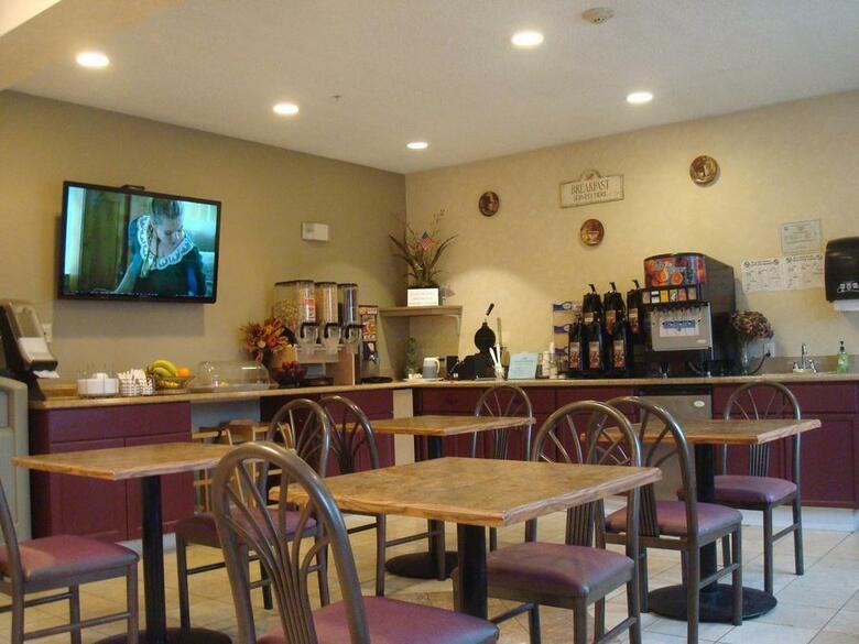 Hotel Howard Johnson Inn And Suites By Vancouver Mall
