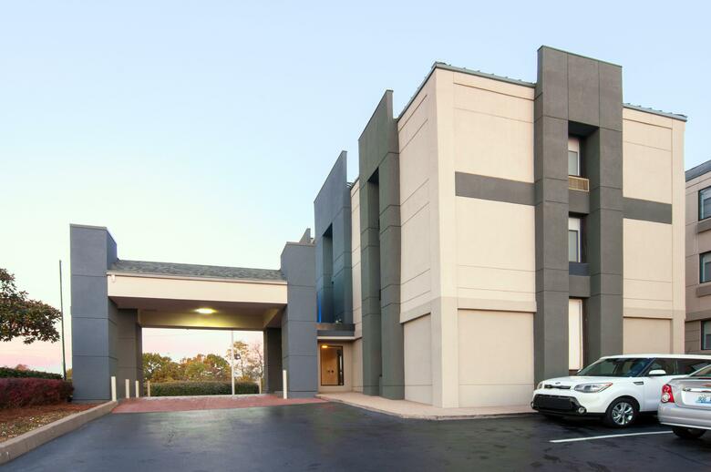 Holiday Inn Express Hotel & Suites Spence Lane