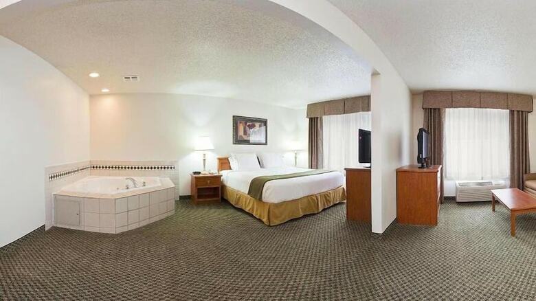 Holiday Inn Express Hotel & Suites