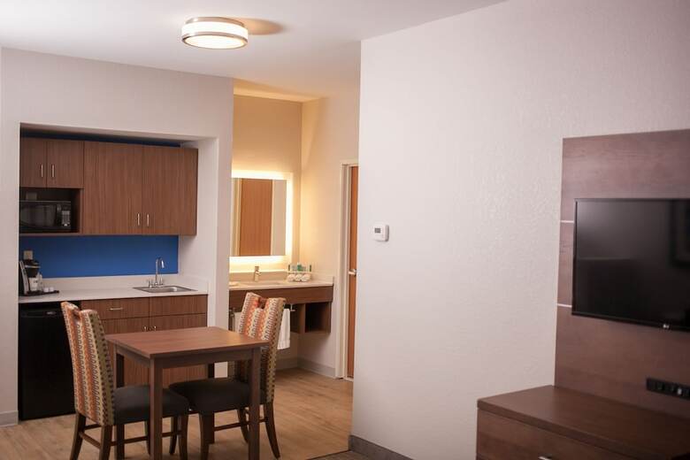 Holiday Inn Express Hotel & Suites