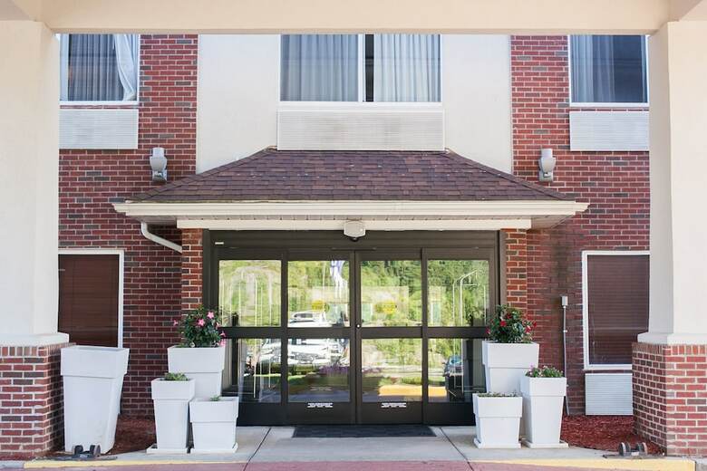 Holiday Inn Express Hotel & Suites