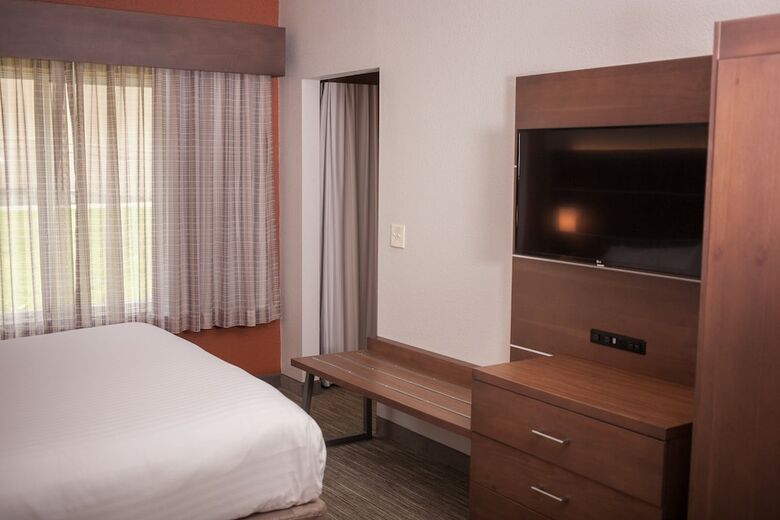 Holiday Inn Express Hotel & Suites
