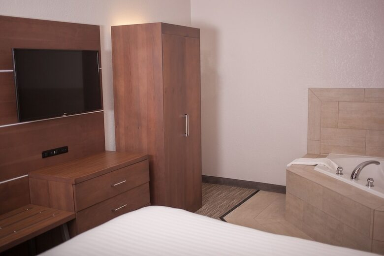 Holiday Inn Express Hotel & Suites