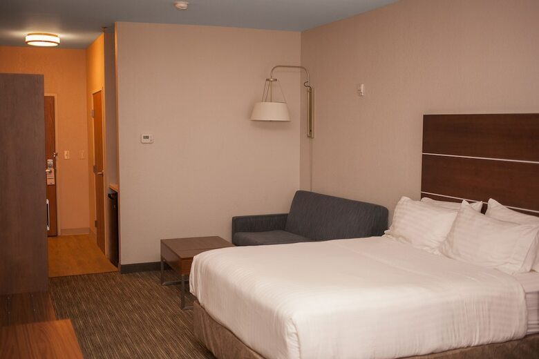 Holiday Inn Express Hotel & Suites