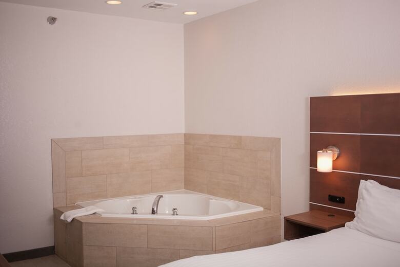 Holiday Inn Express Hotel & Suites