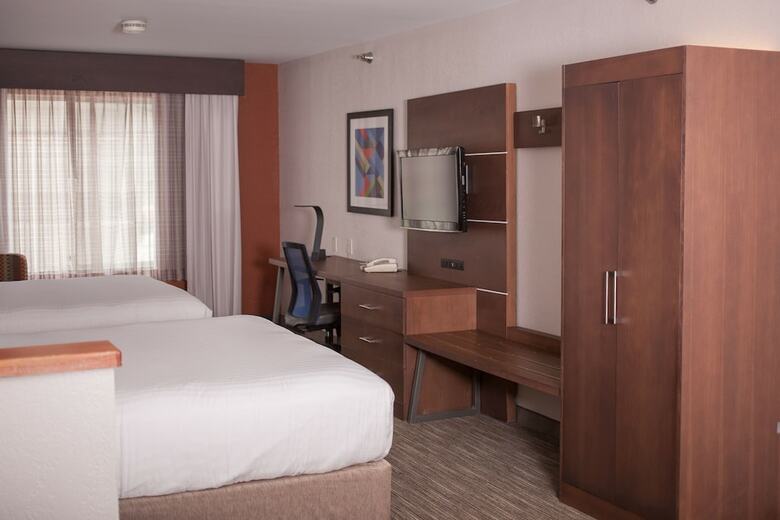 Holiday Inn Express Hotel & Suites