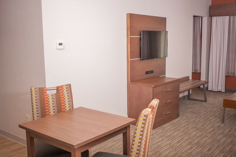 Holiday Inn Express Hotel & Suites