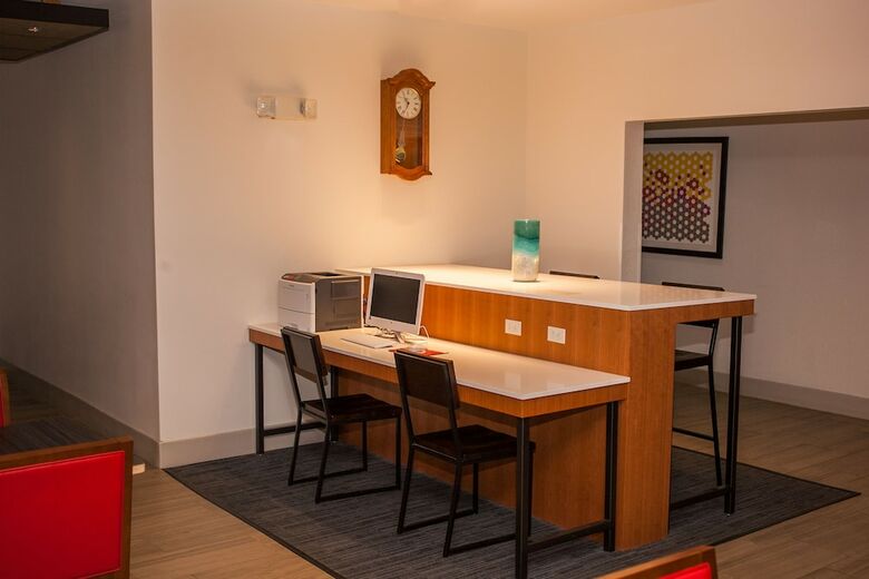 Holiday Inn Express Hotel & Suites