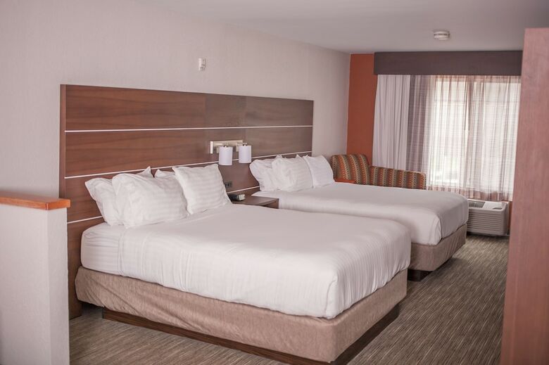 Holiday Inn Express Hotel & Suites