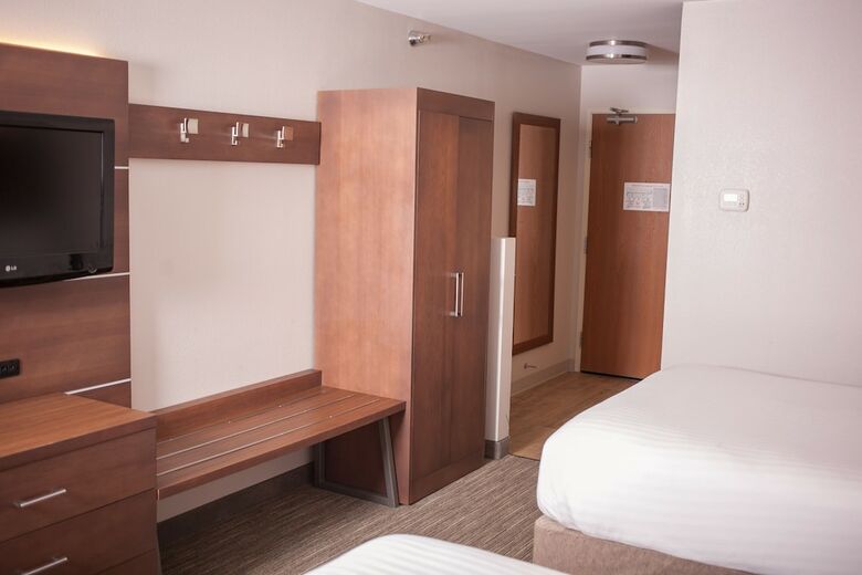 Holiday Inn Express Hotel & Suites