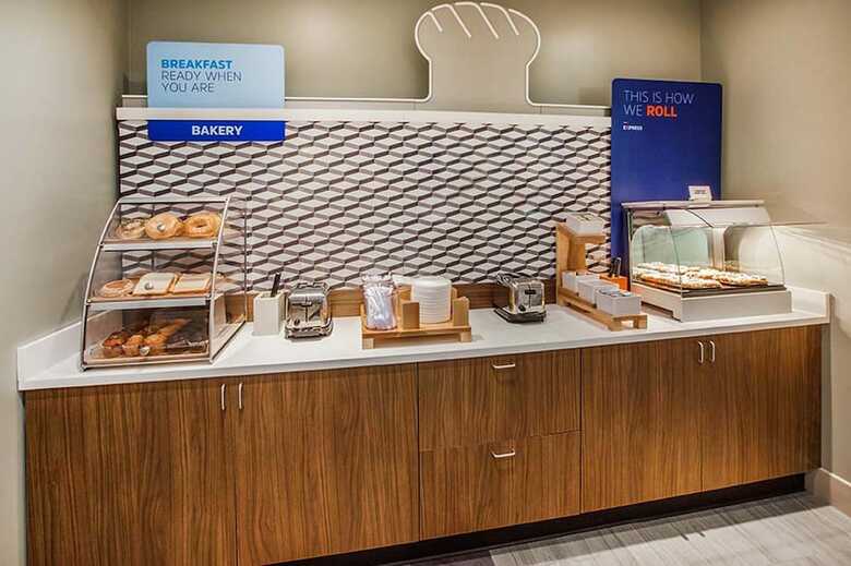 Holiday Inn Express Hotel & Suites