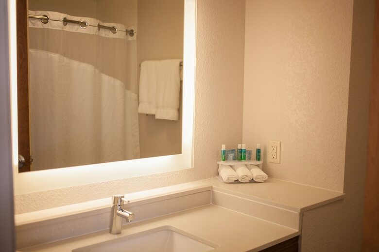 Holiday Inn Express Hotel & Suites