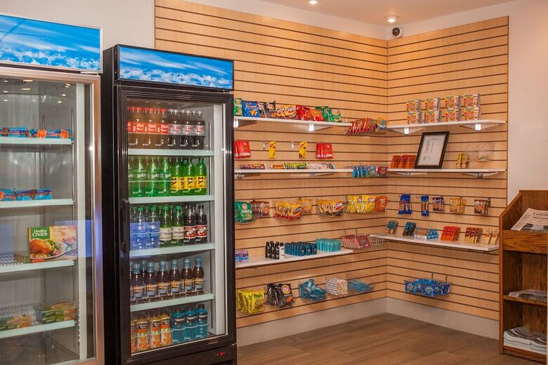 Holiday Inn Express Hotel & Suites