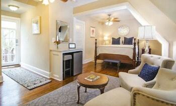 Bed & Breakfast Hillbrook Inn