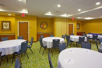 Holiday Inn Express Hotel & Suites Culpeper