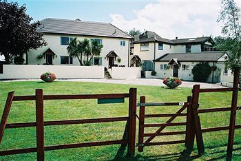Crossways & Sea View Holiday Apartments