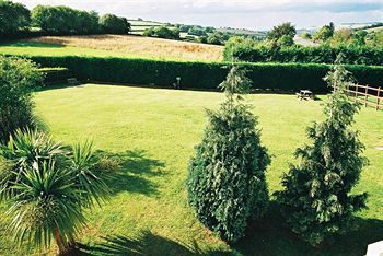 Crossways & Sea View Holiday Apartments