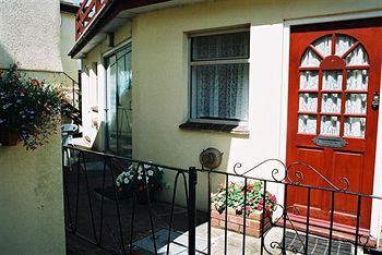 Crossways & Sea View Holiday Apartments