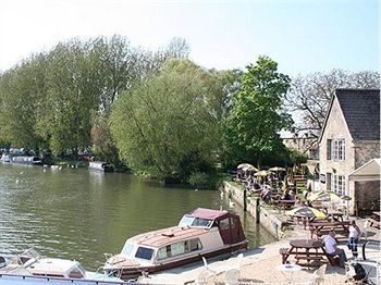 Hostal The Riverside