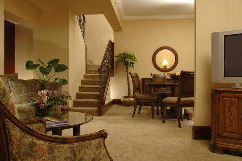 Hotel Howard Johnson Regal Court