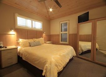 Cabana Ashmore Palms Holiday Village