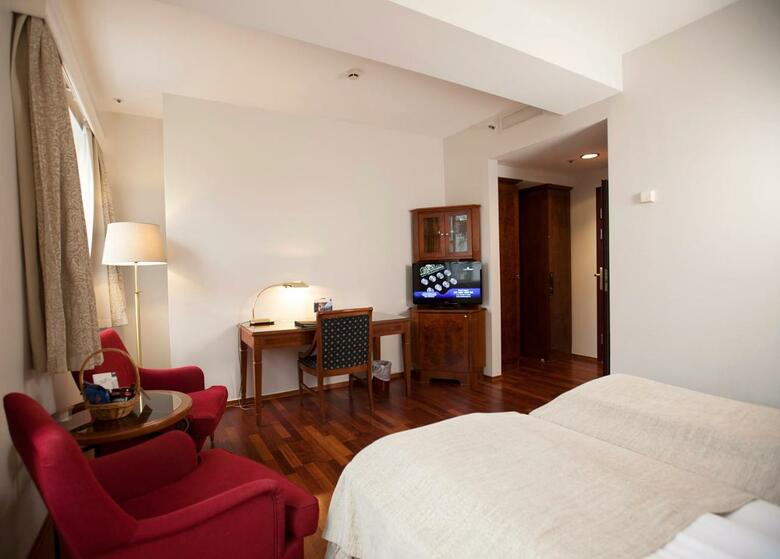 Hotel First Marin