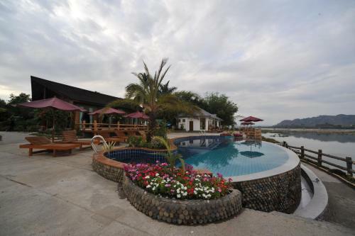 Hotel Myitkyina Palm Spring Resort