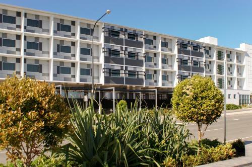 Best Western Plus Lake Kawana Hotel