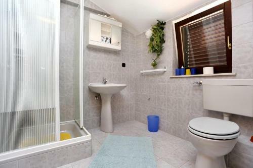 Hostal Apartments And Rooms With Parking Space Duce (omis) - 10303