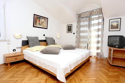 Hostal Apartments And Rooms With Parking Space Duce (omis) - 10303