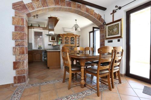 Hostal Apartments And Rooms With Parking Space Duce (omis) - 10303