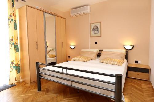 Hostal Apartments And Rooms With Parking Space Duce (omis) - 10303