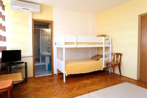 Hostal Apartments And Rooms With Parking Space Duce (omis) - 10303