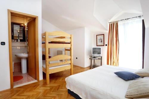 Hostal Apartments And Rooms With Parking Space Duce (omis) - 10303