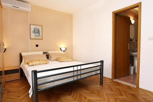 Hostal Apartments And Rooms With Parking Space Duce (omis) - 10303