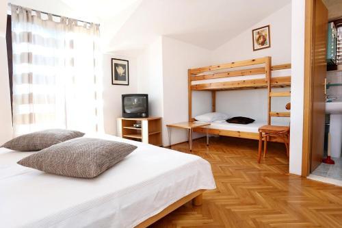 Hostal Apartments And Rooms With Parking Space Duce (omis) - 10303