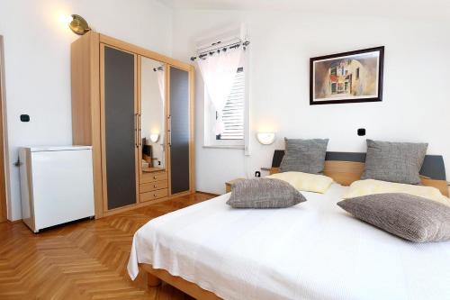 Hostal Apartments And Rooms With Parking Space Duce (omis) - 10303