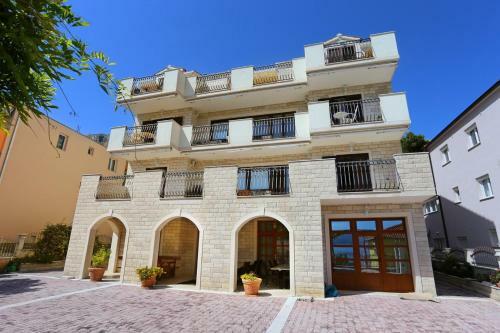 Hostal Apartments And Rooms With Parking Space Duce (omis) - 10303