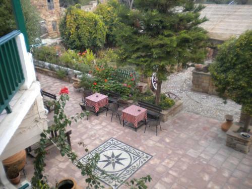 Hostal Topakas House