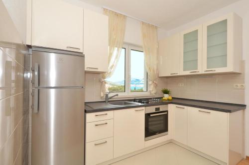 Hostal Apartments With A Parking Space Arbanija (ciovo) - 5228