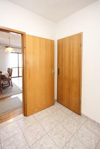 Hostal Apartments With A Parking Space Arbanija (ciovo) - 5228