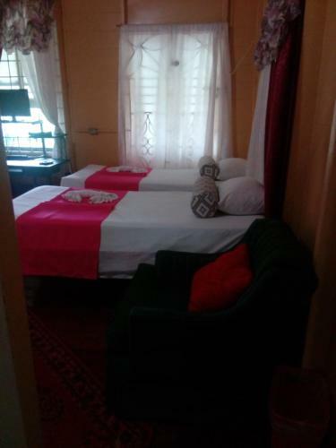 Hostal Holiday Home - Guest House