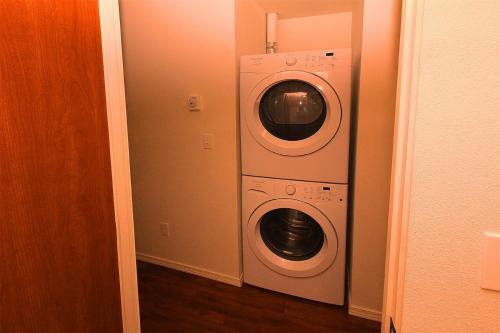 Maple Leaf Manor Furnished Apartments
