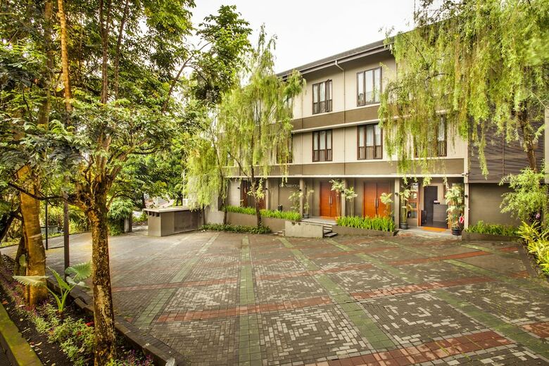 Summer Hills Hotel