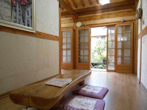 Hostal Happiness Full Hanok Guesthouse